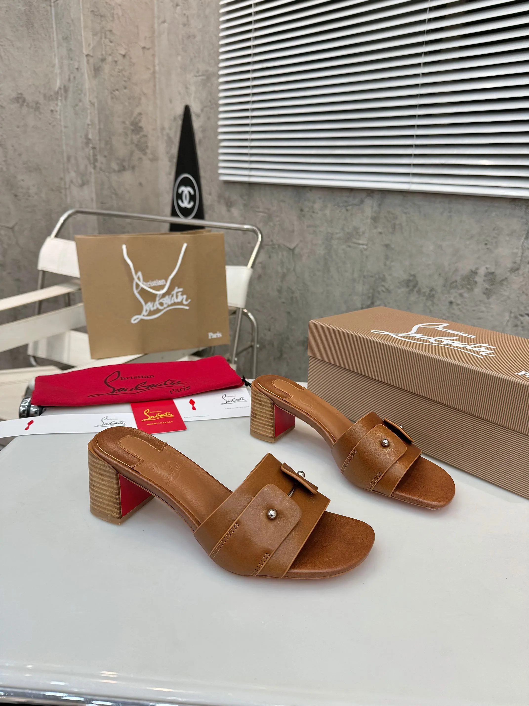 👟👟Ex-factory price 420👟👟 Genuine leather base +40 Top version Purchasing level ⚡③ colors to choose from. Christian Louboutin (CL) logo design is launched this year. The latest catwalk style of red-soled shoes 💥abbreviated as CL. This year's T-stage catwalk style of red-soled shoes👠 has a fresh and refreshing feel, and is perfect on the feet. 💃elegant and crystal clear. All accessories, materials and patterns are all customized at the original 1:1, zero distance from the original version. 1⃣ Upper: cowhide + unique logo 2⃣ Inner: sheepskin 3⃣Outsole: Original one-to-one molded genuine leather rubber non-slip two-color label outsole 4⃣🔺Original packaging 5⃣Number of yards: 35-42 (refundable or exchangeable if ordering 42)